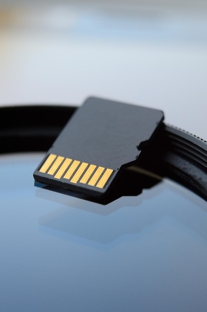 Carte micro sd pour une utilisation dans la technologie photo et vidéo. micro sd se trouve sur le filtre de l'objectif. fermer.