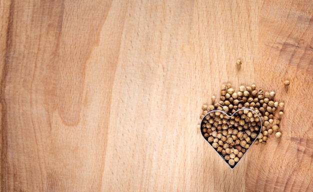 Carte minimaliste fantastique sur l'amour. Fond en bois, mise au point sélective