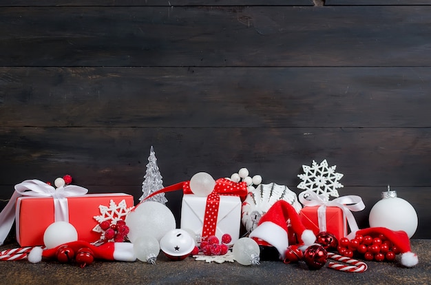 Carte de Noël avec de belles décorations rouges et blanches