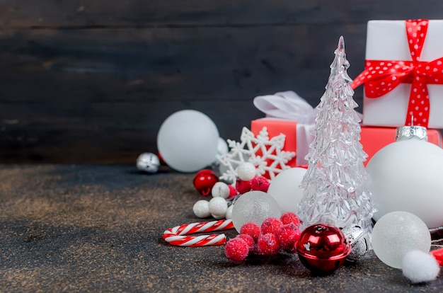 Carte de Noël avec de belles décorations rouges et blanches