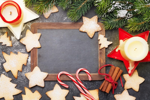 Carte de Noël avec des biscuits et des bougies de sapin