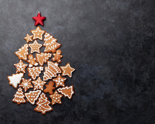 Carte de Noël avec des biscuits de pain d'épice en forme de sapin