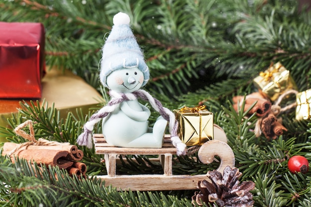 Carte de Noël avec bonhomme de neige sur traîneau