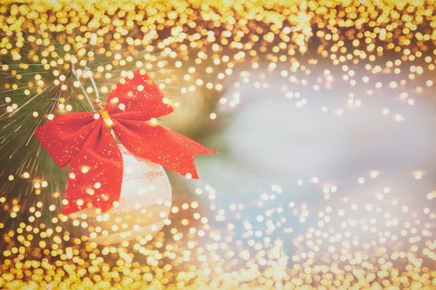 Photo carte de noël boule de noël en bokeh doré