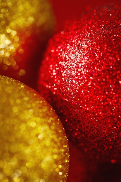 Photo carte de noël avec des boules et des paillettes d'or