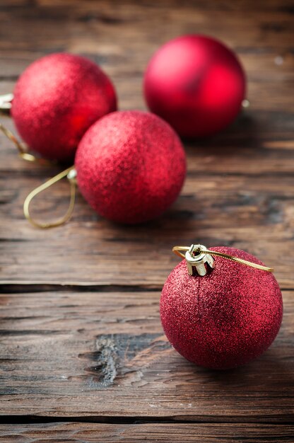 Carte de Noël avec des boules rouges sur la table en bois