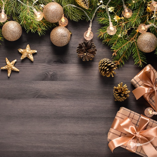 Carte de Noël avec des branches de sapin, des décorations dorées, des bonbons et des pommes de pin . Fond de Noël festif