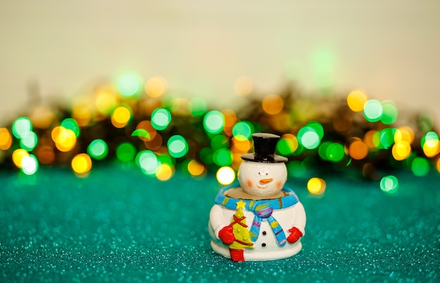 Carte de Noël décorée de bonhomme de neige bokeh et lumières