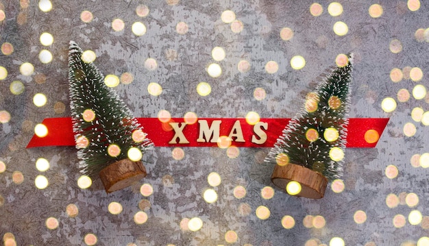 Carte de Noël Deux arbres de Noël avec des salutations Épinette rouge avec les mots Noël sur un béton