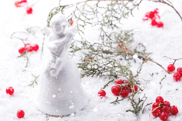 Carte de Noël sur fond blanc neigeux ange Bell