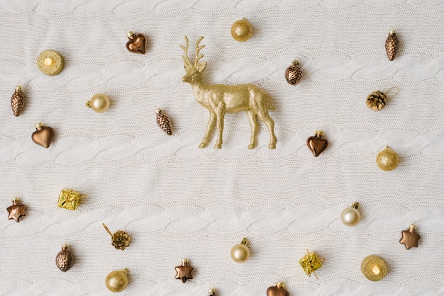 Carte de Noël Jouets d'arbre de Noël brun et or et jouet cerf d'or sur plaid blanc tricoté avec copie espace