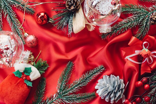 Carte de Noël Joyeux Noël décoré d'une couronne d'écharpe rouge et d'un écureuil Vue de dessus à plat