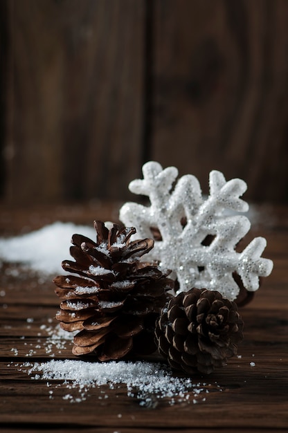 Carte de Noël avec neige et boules