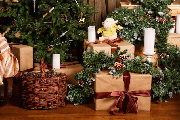 Carte de Noël Un panier avec des cônes une peluche et un cadeau