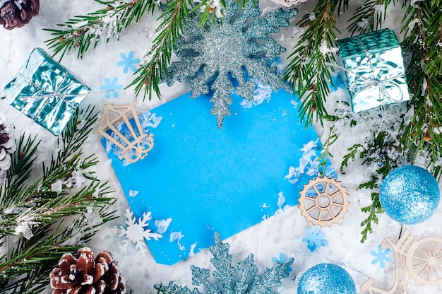 Carte de Noël avec sapin décoré sur la neige.