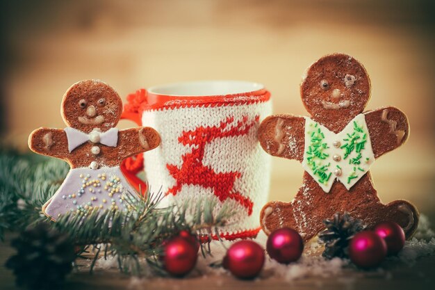 Carte de Noël tasse de Noël et bonhommes en pain d'épice