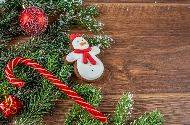 Carte de Noël, vœux de Noël, fond avec des boules d'arbre de Noël et du pain d'épice