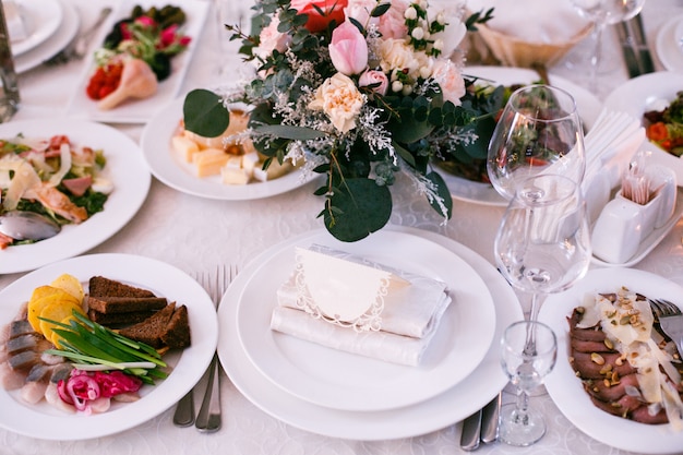 Photo carte avec le nom de l'invité se trouve sur une assiette