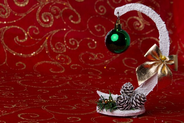 Carte de nouvel an. Jouet d'arbre de Noël. Décoration pour les vacances. Boule et cônes de Noël