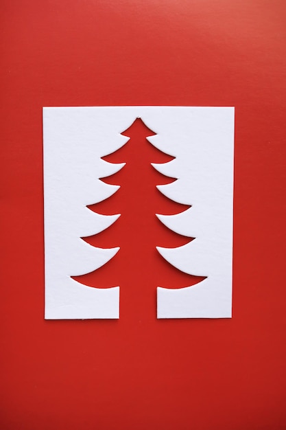 Carte de papercraft de conception de coupe de papier d'arbre de Noël. Couleur blanche, rouge et verte