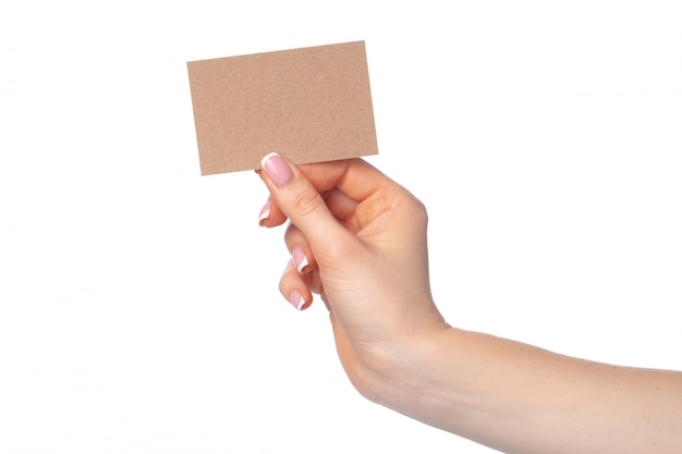 Carte en papier artisanal à main féminin isolé sur blanc