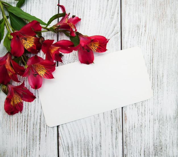 Carte de papier avec des fleurs d&#39;alstroemeria