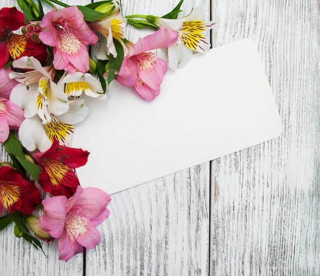 Photo carte de papier avec des fleurs d'alstroemeria