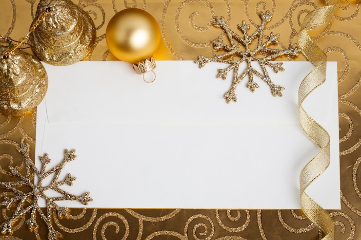 Photo carte de papier vierge encadrée de décorations d'arbre de noël sur or