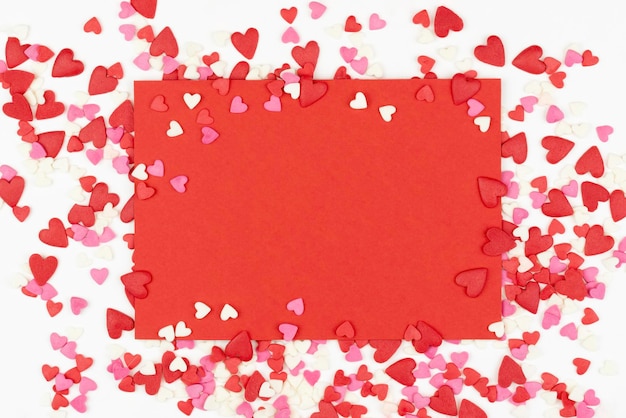 Carte de papier vierge avec espace de copie Coeurs rouges sur fond blanc Carte de voeux Saint Valentin Espace de copie plat