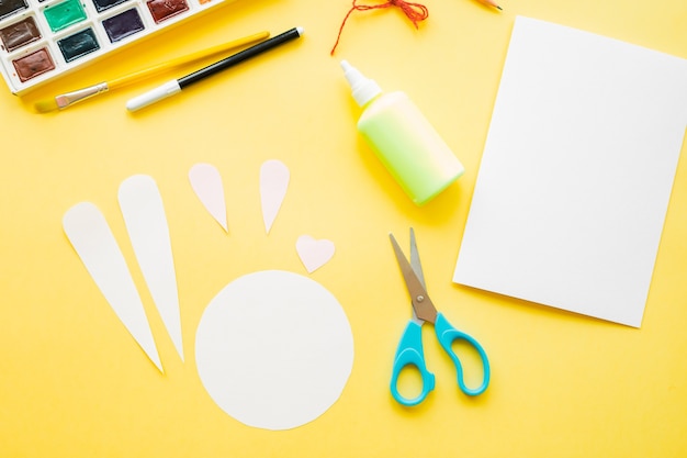 Photo carte de pâques bricolage. comment faire du lapin en papier pour les voeux de pâques.