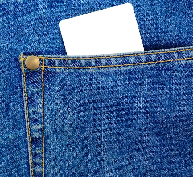 Carte en plastique vierge dans une poche de jeans. Textile Demin bleu.