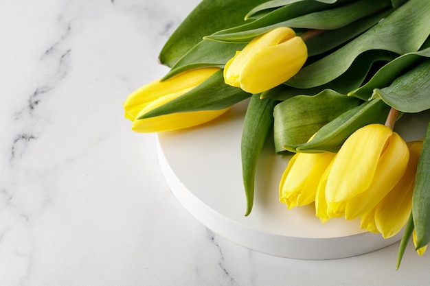 Carte Postale Beau bouquet jaune des tulipes se trouve sur le fond de marbre