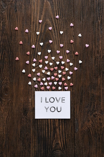 Carte postale Je t'aime Carte postale de la Saint-Valentin Concept d'amour pour la fête des mères ou la Saint-Valentin Coeurs de la Saint-Valentin heureuse sur fond en bois Carte de la Saint-Valentin avec un espace pour le texte