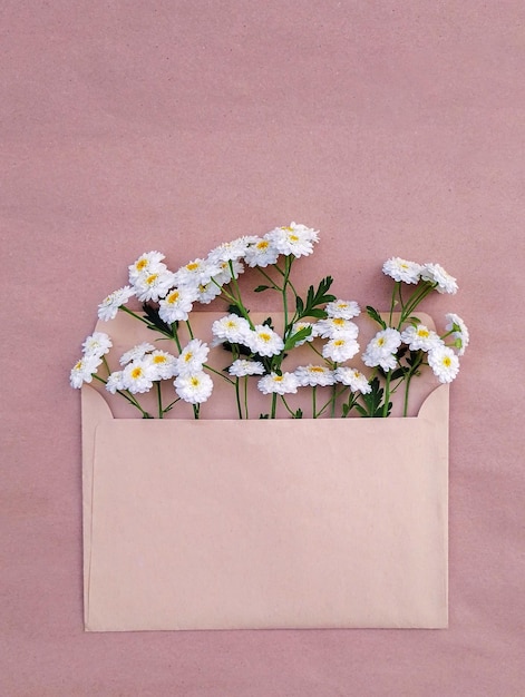 Carte postale mignonne minimaliste avec un bouquet de marguerites blanches luxuriantes