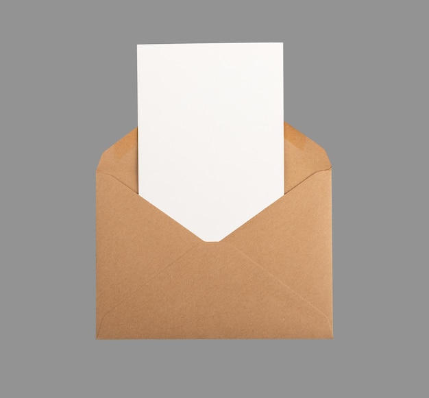 Carte postale verticale mock-up feuille de papier propre à partir d'une enveloppe kraft ouverte isolée sur blanc