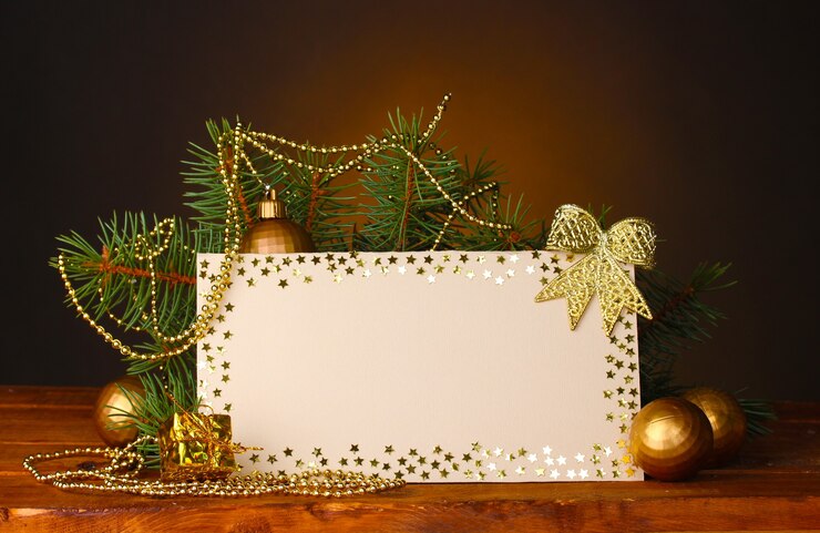 Photo carte postale vierge, boules de noël et sapin sur table en bois sur fond marron