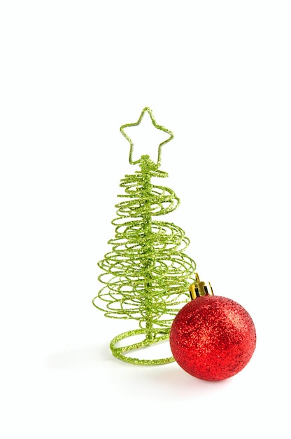 Photo carte postale de voeux de noël avec sapin vert et boule de nouvel an