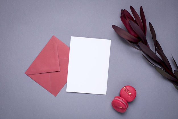 Carte présente, fleurs et macarons sur fond gris