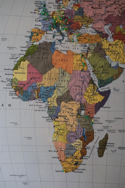 Photo carte pushpin de l'afrique le concept d'émigration par relocalisation