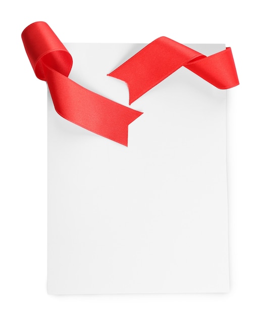 Photo carte avec ruban rouge isolé sur une surface blanche