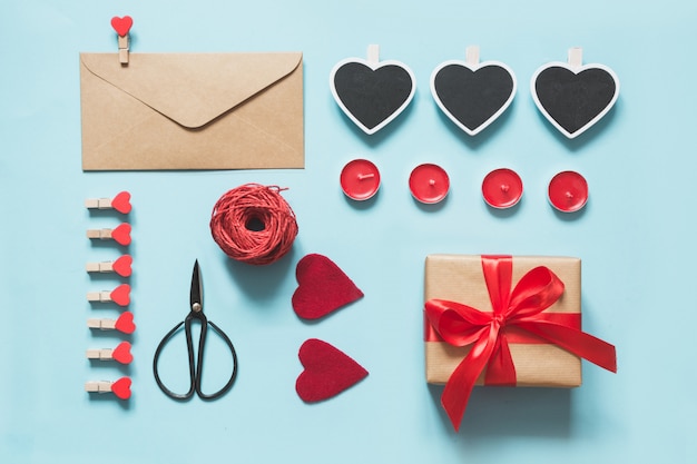 Photo carte de saint valentin. ensemble de cadeau, coeurs rouges sur une surface bleue.