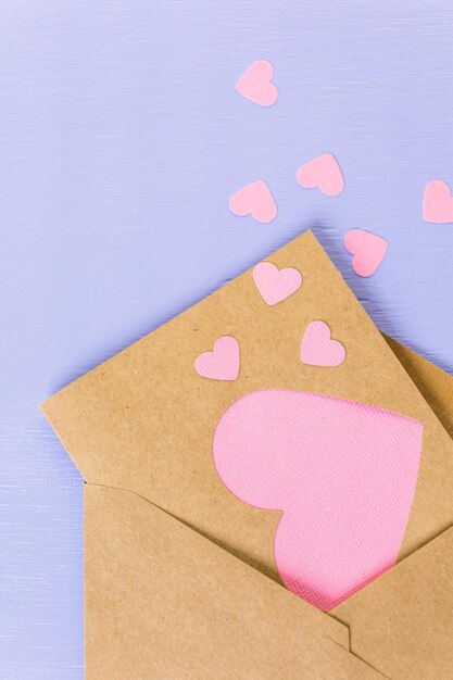 Carte de Saint Valentin fabriquée à la main à partir de papier recyclé.