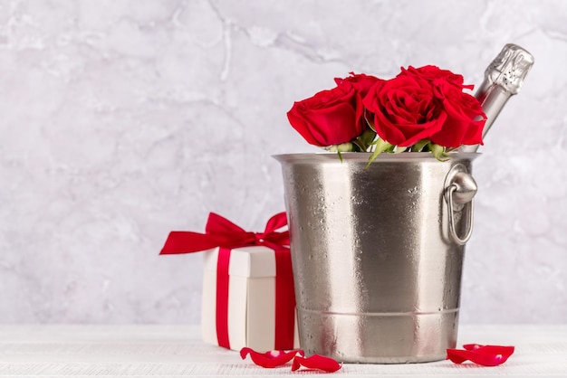 Carte de saint valentin avec des fleurs de rose champagne et une boîte-cadeau