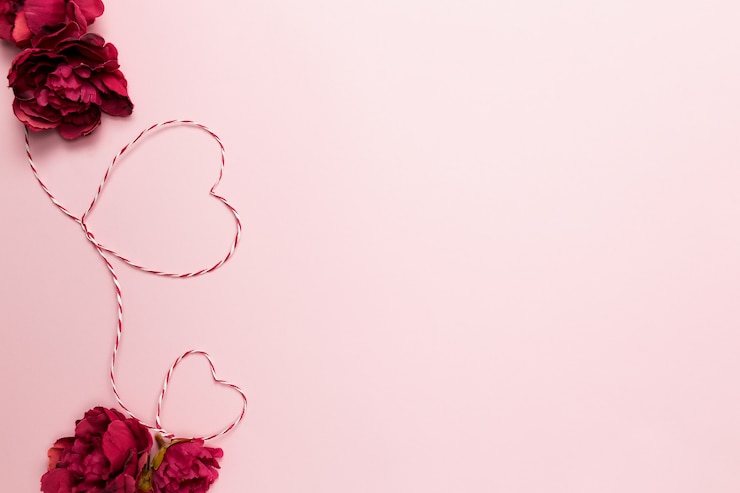Photo carte de la saint-valentin. formes de coeur. corde ou corde blanche rouge. des roses. fond rose. photo de haute qualité