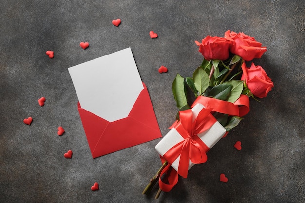 Carte de saint valentin avec des roses rouges cadeau romantique