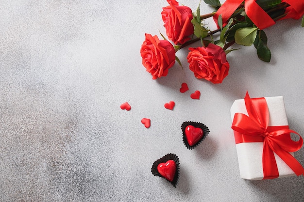 Carte de Saint Valentin avec des roses rouges cadeau romantique