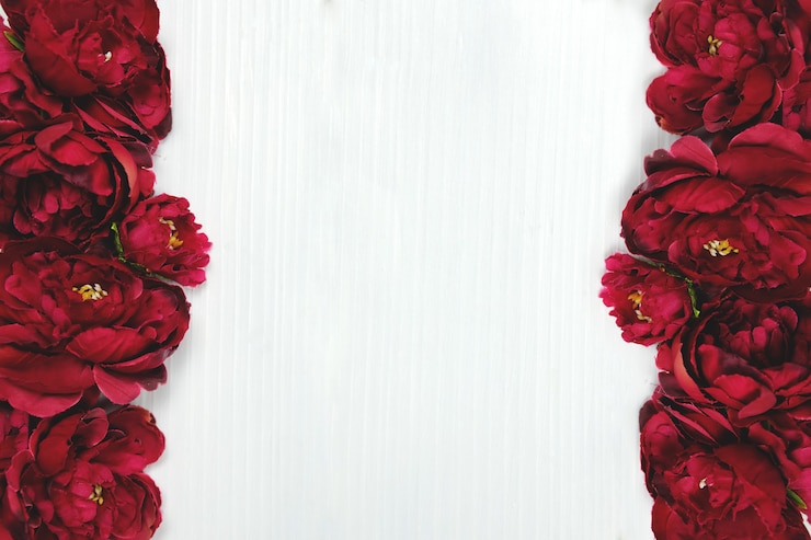 Photo carte de la saint-valentin. roses rouges sur fond en bois blanc. photo de haute qualité