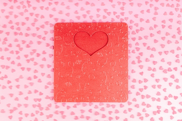 Carte de Saint Valentin rouge avec décoration coeur petits coeurs