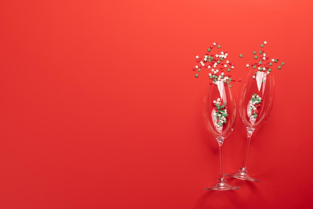 Carte de saint valentin avec verres de champagne