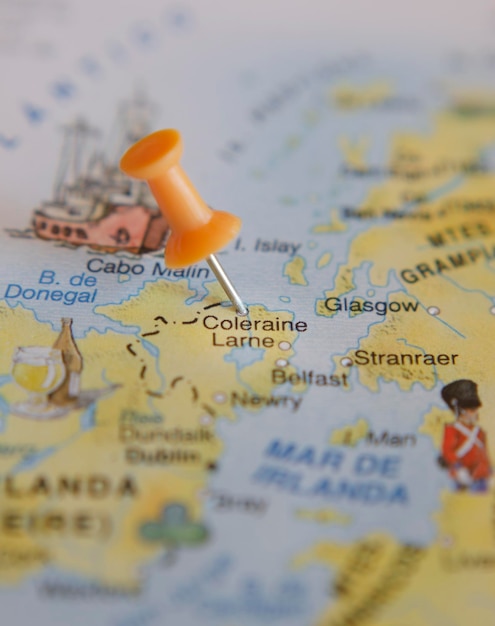 Carte touristique verticale de la ville de Coleraine Larne dans le concept de voyage avec une épingle de poussée marquant la destination